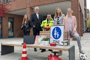 Klicken, um das Bild zu schließen. Pfeiltasten für vorheriges / nächstes Bild.
Starte deine Ausbildung bei uns und lerne die Vielfältigkeit der Verwaltung kennen