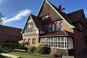 Außenansicht Begegnungsstätte FB, Giebel und weiße Sprossenfenster