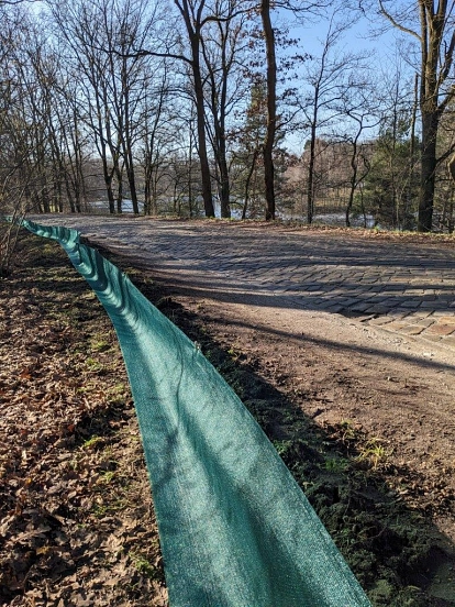Krötenschutzzaun an der Straße am Parksee Lohne&nbsp;&copy;&nbsp;Gemeinde Isernhagen