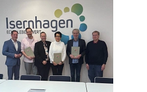 vl. Bürgermeister Tim Mithöfer, Stefan Flüeck und Christoph Grages (Musikschule), Ute Schaumann (Bauernhausmuseum), Andreas Fingberg-Strothmann und Rainer Höpfner (Isernhagenhof Kulturverein),