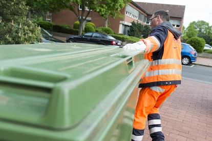 Aha Mitarbeiter zieht großen Müllcontainer&nbsp;&copy;&nbsp;Region Hannover