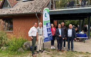 Gruppenfoto vor dem Vereinsheim des Wassersportvereins; auf dem Dach die neue PV Anlage