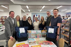 Übergabe Kita-Koffer Demokratie Leben