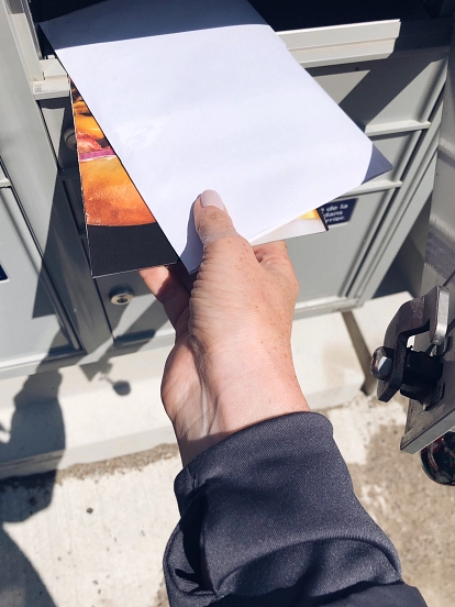 Hand am Briefkasten mit Post in der Hand&nbsp;&copy;&nbsp;envato elements